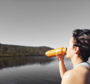 como hidratarse antes, durante y después de hacer ejercicio