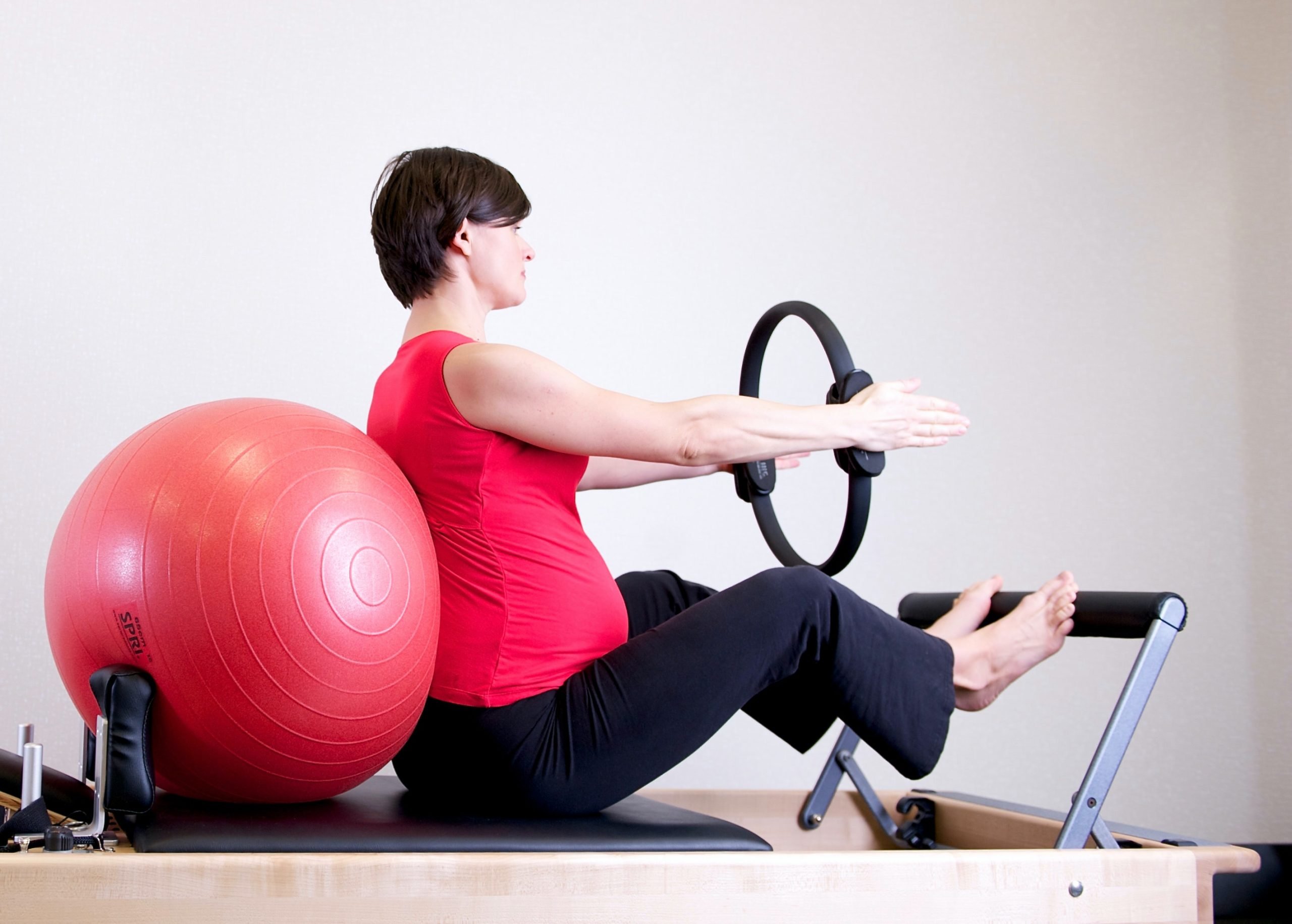 mujer embarazada que está haciendo ejercicios de fisioterapia en el embarazo
