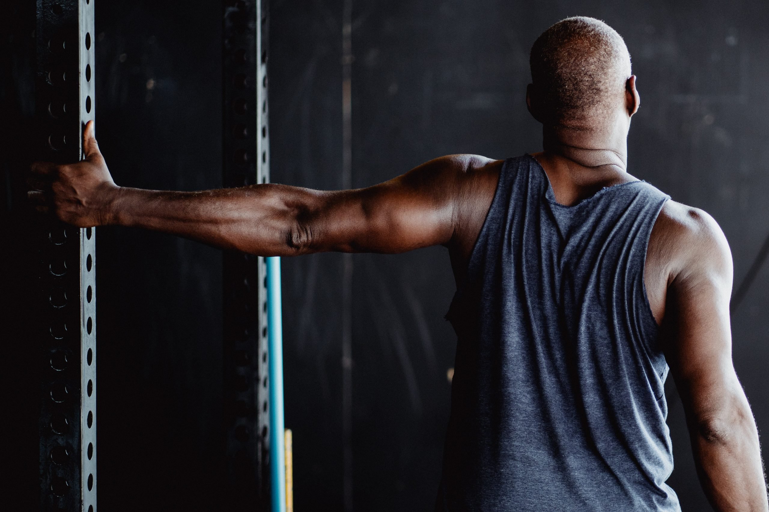 rehabilitación de tendinitis de hombro hombre adulto con dolor de hombro que necesita una rehabilitación de tendinitis de hombro en fisioandtherapies