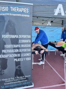 Fisioterapeuta tratando en la carrera san silvestre