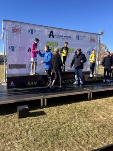Entrega trofeos en San Silvestre por poarte de FisioandTherapies