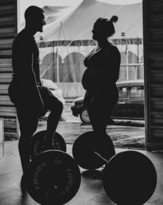 mujer haciendo un entrenamiento de fuerza para la preparación al parto en Alcalá de Henares