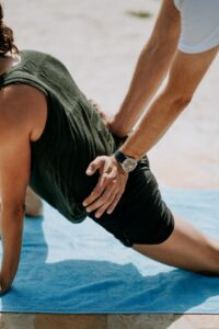 deportista haciendo rehabilitación en alcala de henares con fisioandtherapies