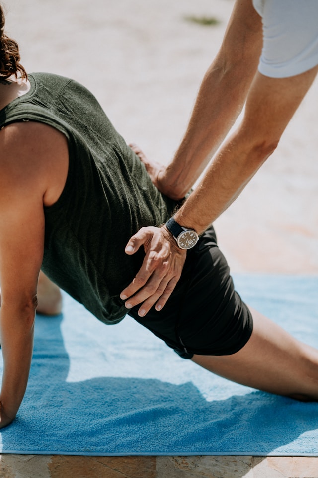 deportista haciendo rehabilitación en alcala de henares con fisioandtherapies