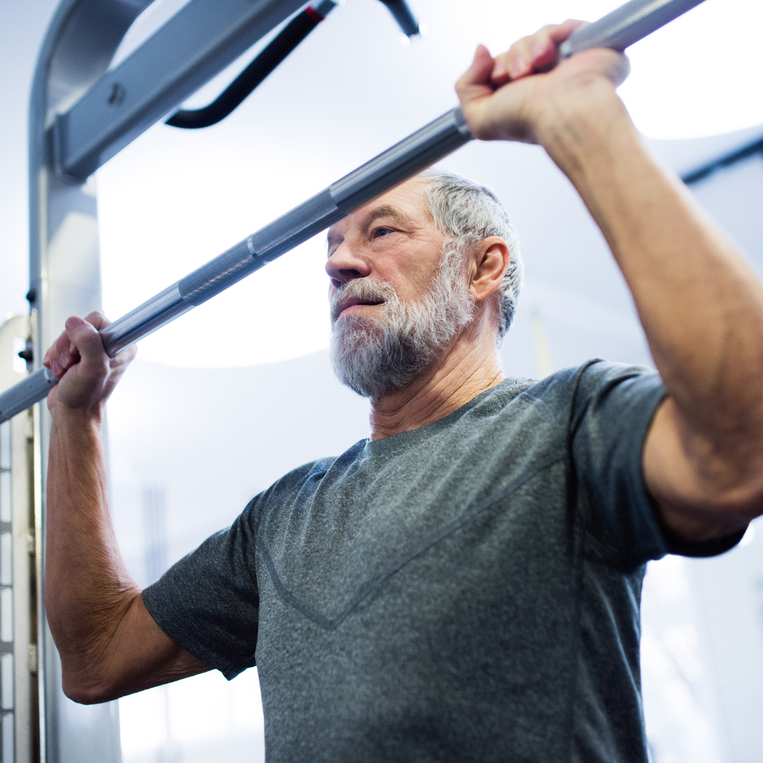 hombre de unos 50 años entrenando en las clases de entrenamiento para mayores en Alcalá de Henares de FisioandTherapies