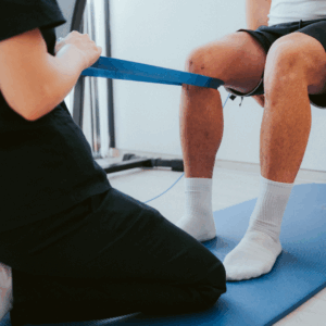 deportista que ha sufrido una lesión y recibe un tratamiento completo de fisioterapia deportiva en Alcalá de Henares