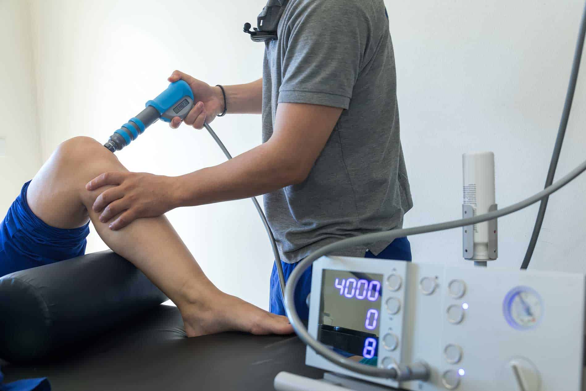 paciente con color de rodilla y tendinitis rotuliana recibe tratamiento con ondas de choque en Alcalá de Henares