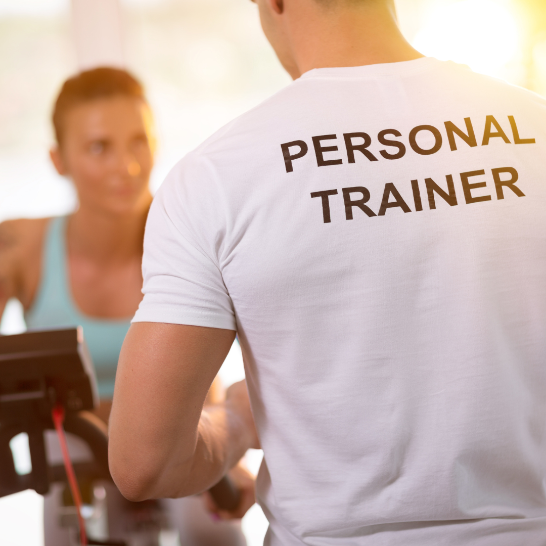 entrenador personal de fisioandtherapies explicando un entrenamiento