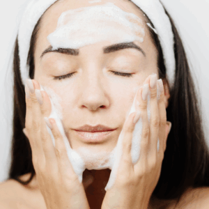 mujer haciendo una limpieza facial para iluminar el rostro