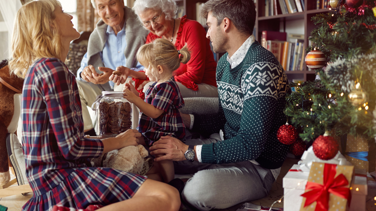 familia feliz que recibe los regalos de navidades y tienen varios regalos de salud