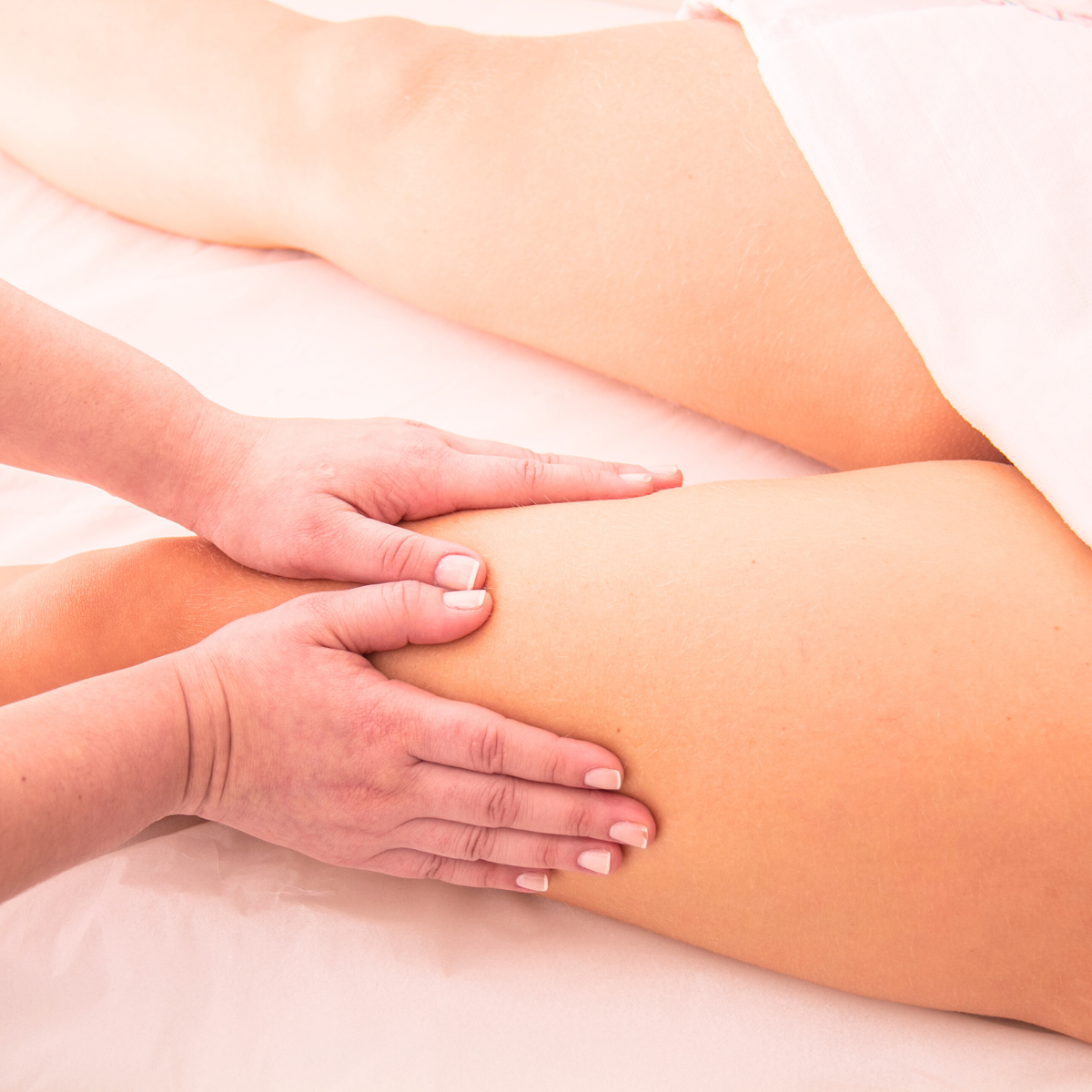 retención-de-liquidos-alcala-de-henares-fisioandtherapies mujer con retención de líquidos recibe tratamiento de drenaje con fisioandtherapies