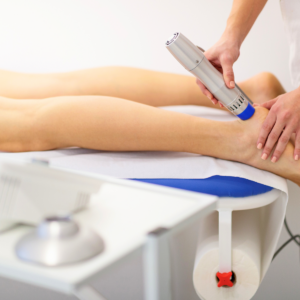 Tratamiento de gemelo con ondas de choque en una sesión de fisioterapia deportiva