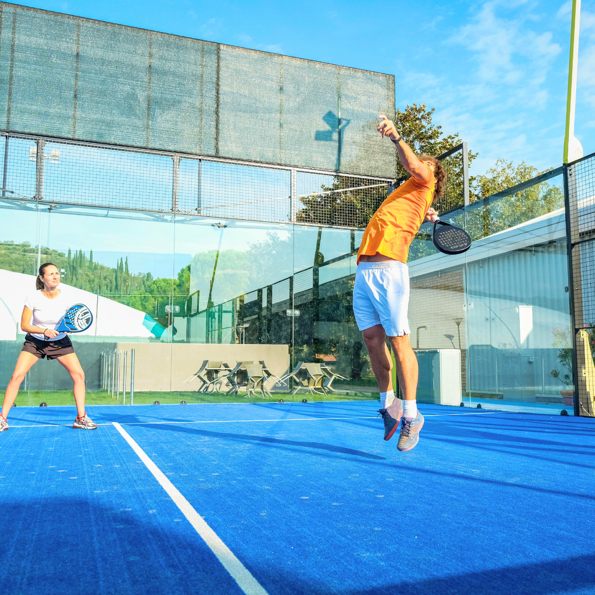 jugador de padel haciendo un salto porque ha hecho unbuen entrenameinto de padel en Alcalá de Henares,